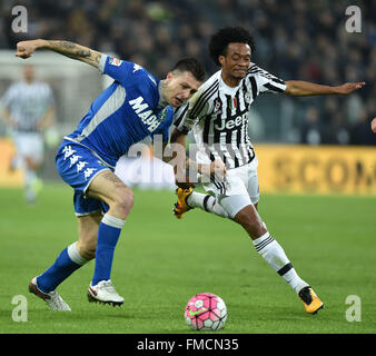 Turin, Italie. Mar 11, 2016. Juan Cuadrado(R) de la Juventus rivalise avec Francesco Acerbi de Maranello lors de leur match de football Serie A italienne au Juventus Stadium à Turin, Italie, le 11 mars 2016. La Juventus a gagné 1-0. Credit : Alberto Lingria/Xinhua/Alamy Live News Banque D'Images