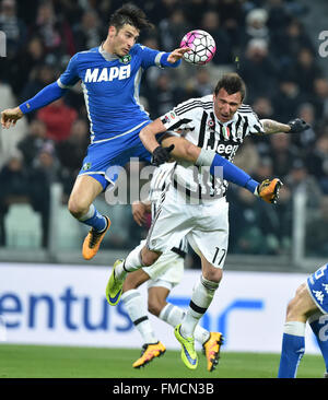 Turin, Italie. Mar 11, 2016. Mario Mandzukic(R) de la Juventus rivalise avec Federico Peluso de Maranello lors de leur match de football Serie A italienne au Juventus Stadium à Turin, Italie, le 11 mars 2016. La Juventus a gagné 1-0. Credit : Alberto Lingria/Xinhua/Alamy Live News Banque D'Images