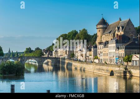 France, Mayenne, Laval, les bords de rivière la Mayenne, le vieux château médiéval et le Pont Vieux Banque D'Images