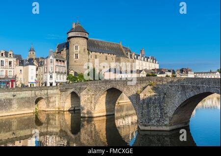 France, Mayenne, Laval, les bords de rivière la Mayenne, le vieux château médiéval et le Pont Vieux Banque D'Images