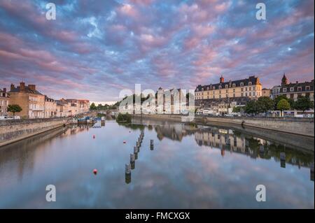 France, Mayenne, Laval, les bords de rivière la Mayenne, le vieux château médiéval et le Château Neuf Banque D'Images