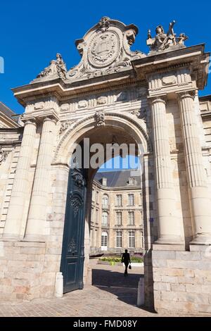 La France, Pas de Calais, Arras, porte d'entrée de l'abbaye de Saint Vaast qui abrite le Musée des beaux-arts et la bibliothèque d'Arras Banque D'Images