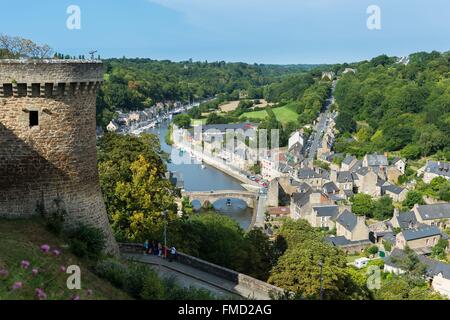 France, Cotes d'Armor, Dinan, vue panoramique depuis les murs du château, vue sur le port de Dinan et la Rance Banque D'Images