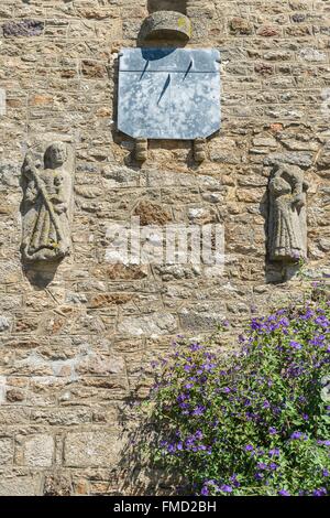 France, Cotes d'Armor, Merdrignac, l'Eglise de la Madeleine construit entre1832 et 1834, statues en pierre représentant Saint Gilles et Banque D'Images