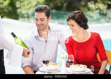 Bouteille de vin montrant serveur pour couple Banque D'Images