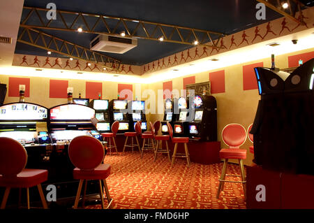 Dans une salle des machines à sous d'un casino Banque D'Images