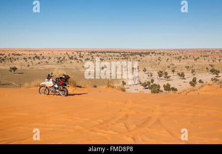 Une aventure motocycliste atteint le 'Big Red', le dernier grand Simpson Desert sand dune sur le chemin à Birdsville, Central West Banque D'Images