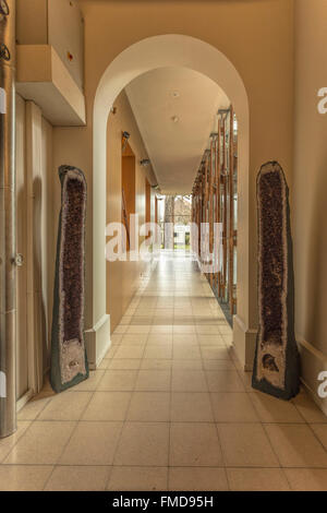 Gauche et droite minéraux énormes ornent l'entrée d'un hall dans le Musée Teyler, Haarlem, Hollande du Nord, aux Pays-Bas. Banque D'Images