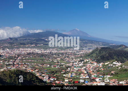 Vue depuis le Mirador de las Mercedes sur San Cristobal de La Laguna et le parc rural d'Anaga, Teide, Tenerife, Canary Islands Banque D'Images