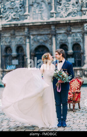 Charmant jeunes mariés heureusement regarder les uns les autres le jour de leur mariage Banque D'Images