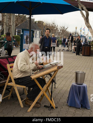 Glenn Morgan jouer du dulcimer à Embarcadero à San Francisco Banque D'Images