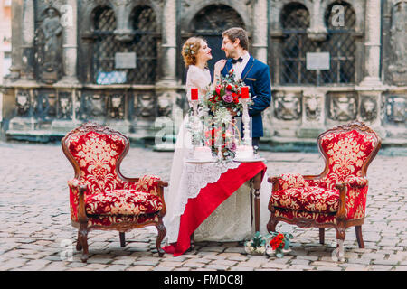 Dîner romantique aux chandelles, des fleurs et des gâteaux pour un couple placé dans le centre-ville Banque D'Images