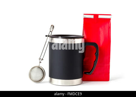 Tasse isotherme noir avec couvercle rotatif bec avec près d'un sac en papier rouge et thé isolé sur blanc. Banque D'Images