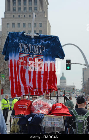 Saint Louis, Missouri, USA. Mar 11, 2016. Vendeur de rue en dehors de la Peabody Opera House au centre-ville de Saint Louis Crédit : Gino's Premium Images/Alamy Live News Banque D'Images