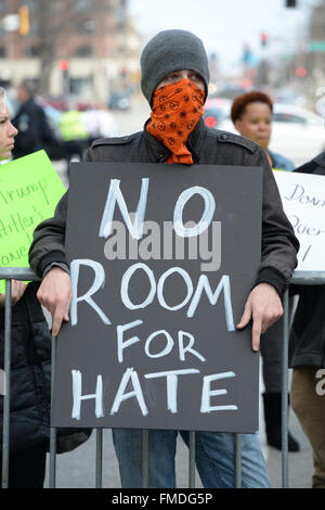 Saint Louis, Missouri, USA. Mar 11, 2016. Tenir à l'extérieur d'un manifestant des signes Donald Trump rally dans le Peabody Opera House au centre-ville de Saint Louis Crédit : Gino's Premium Images/Alamy Live News Banque D'Images