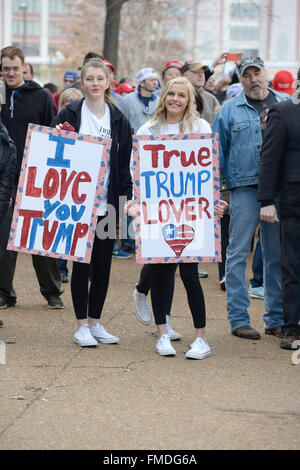 Saint Louis, Missouri, USA. Mar 11, 2016. Donald Trump partisans tenir à l'extérieur du rassemblement signes Peabody Opera House au centre-ville de Saint Louis Crédit : Gino's Premium Images/Alamy Live News Banque D'Images