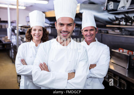 Équipe de chefs standing with arms crossed Banque D'Images