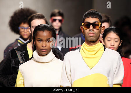 Lisbonne, Portugal. Mar 11, 2016. Modèles affichent les créations de designer espagnol David Catalan pendant le Sangue Novo (sang neuf) voir la présentation des collections automne-hiver 2016/2017 de jeunes créateurs de la mode nationale et internationale des écoles, au cours de la Fashion Week de Lisbonne le 11 mars 2016 à Lisbonne, Portugal. Cette année la Semaine de la mode de Lisbonne célèbre le 25e anniversaire. Crédit : Pedro Fiuza/ZUMA/Alamy Fil Live News Banque D'Images