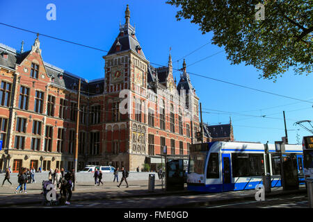 Outide tramway de la Gare Centrale d'Amsterdam, Stationsplein La gare d'Amsterdam, Pays-Bas Banque D'Images