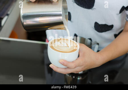 Batista faire le café avec latte art Banque D'Images