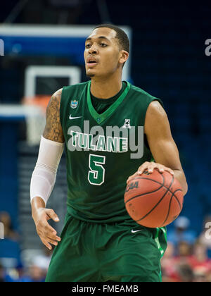 Orlando, FL, USA. Mar 11, 2016. Garde Tulane Cameron Reynolds (5) pendant la seconde moitié de basket-ball de NCAA dans l'American Athletic Conference tournament entre la Tulane Green Wave et le Houston Cougars. Houston 72-69 Tulane défait à l'Amway Center d'Orlando, Floride. Romeo T Guzman/CSM/Alamy Live News Banque D'Images