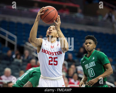 Orlando, FL, USA. Mar 11, 2016. Houston guard Galen Robinson Jr. (25) disques durs pour le panier de basket-ball de NCAA au cours de premier semestre de l'American Athletic Conference tournament entre la Tulane Green Wave et les Cougars de Houston à l'Amway Center d'Orlando, Floride. Romeo T Guzman/CSM/Alamy Live News Banque D'Images