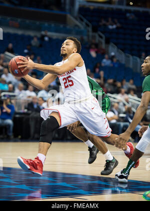 Orlando, FL, USA. Mar 11, 2016. Houston guard Galen Robinson Jr. (25) disques durs pour le panier de basket-ball de NCAA au cours de premier semestre de l'American Athletic Conference tournament entre la Tulane Green Wave et les Cougars de Houston à l'Amway Center d'Orlando, Floride. Romeo T Guzman/CSM/Alamy Live News Banque D'Images