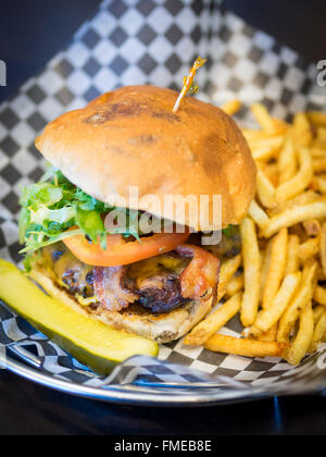 Un bacon cheeseburger et frites de diner en milieu urbain à Edmonton, Alberta, Canada. Banque D'Images