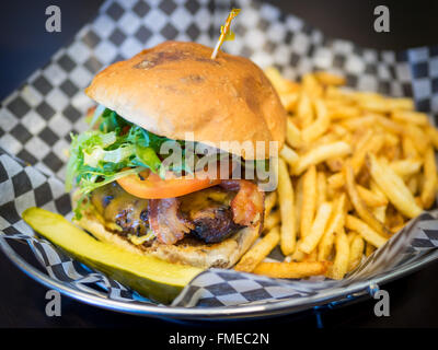 Un bacon cheeseburger et frites de diner en milieu urbain à Edmonton, Alberta, Canada. Banque D'Images