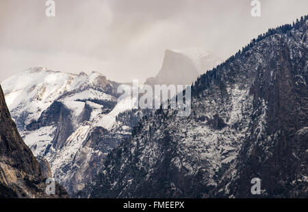 Belle Demi Dôme recouvert de neige en hiver, le Parc National de Yosemite Banque D'Images