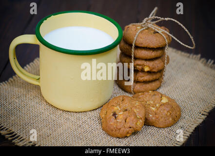 Les cookies et le lait sur un vieux fond de bois Banque D'Images