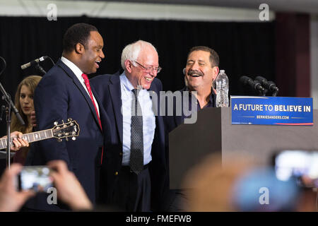 Sommet, Illinois, États-Unis. Mar 11, 2016. Bernie Sanders sur scène avec of 'Jésus membre' Chuy Garcia après sa manifestation tenue en sommet, il Crédit : Gary Hebding Jr./Alamy Live News Banque D'Images