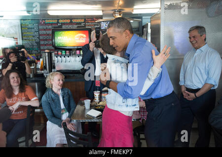 Austin, Texas USA 11 Mars 2016 : Le président des États-Unis, Barack Obama arrive à Torchy's Tacos in south Austin avant qu'il parle de la fracture numérique au cours d'un discours lors de la conférence digital South by Southwest. Obama fait pression en faveur de la technologie les gens à être plus responsables sur le plan social pour aider à changer pour le mieux ses initiatives présidentielles. Credit : Bob Daemmrich/Alamy Live News Banque D'Images