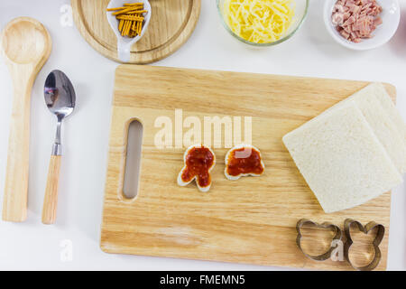 Ingrédients pour la cuisson des pizzas dessin animé sur la table en bois, vue du dessus Banque D'Images