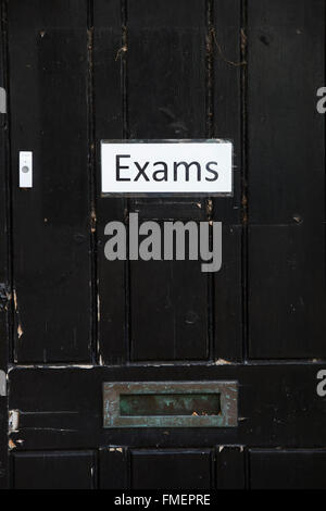 Examens signe sur une ancienne porte de l'école. Brackley, Northamptonshire, Angleterre Banque D'Images