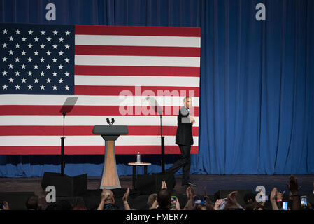 Le président des États-Unis, Barack Obama, de vagues à foule à un collecteur de fonds au cours de la conférence de la technologie SXSW à Austin Banque D'Images