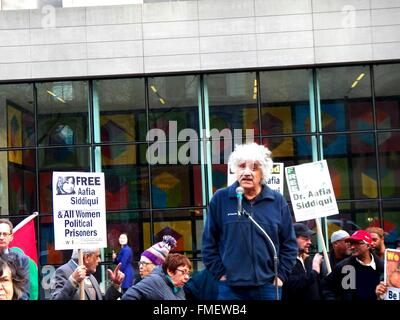 New York, États-Unis. Mar 11, 2016. Les partisans du Dr Aafia Siddiqui manifestation et une marche appelant à sa libération. Elle a été un prisonnier politique pendant 13 ans, et est actuellement détenu à la prison fédérale de Ft Worth au Texas. Elle n'a pas eu une visite de prison avec n'importe quel membre de la famille ou son avocat en plus d'un an. Aafia est une victime de la torture des États-Unis en Afghanistan et du programme d'éducation permanente de l'abus dans la prison d'une prison fédérale à Ft Worth Texas. © Mark Apollo/Pacific Press/Alamy Live News Banque D'Images