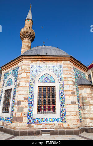 Façade ancienne mosquée Camii et minaret. La place Konak, Izmir, Turquie Banque D'Images