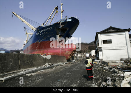 Kamaishi - Iwate Prefecture, Japan. Mar 25, 2011. Le navire 'Asie Symphony' strand après soulever la promenade de l'octroi de près de débris et de boue couverte au tsunami a frappé la ville de Kamaishi mine détruit le 25 mars 2011, au Japon. Le 11 mars 2011, un séisme a frappé le Japon d'une magnitude de 9,0, le plus important de l'histoire de la nation et l'un des cinq plus puissant jamais enregistré dans le monde. Dans l'heure du séisme, villages qui bordent les rives ont été écrasées par un gigantesque tsunami, causé par l'énergie libérée par le séisme. Avec des vagues de quatre ou cinq mètres de haut, ils Banque D'Images