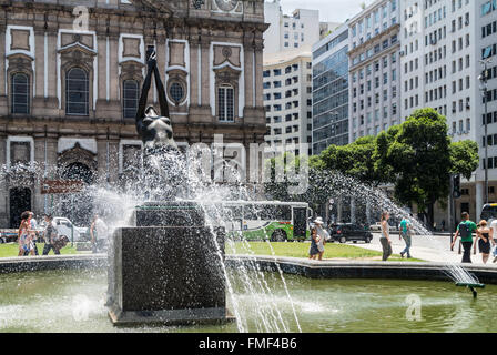 La fontaine Notre Dame en face de l'église de Candelaria à Rio de Janeiro, Brésil. Banque D'Images