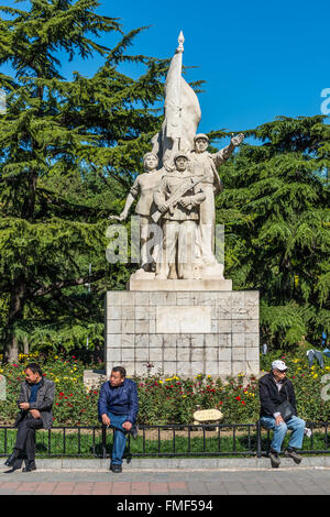 Les hommes chinois se détendre dans l'avant de la statue dans le parc Dongdan révolutionnaire de Dongcheng District, Beijing Banque D'Images