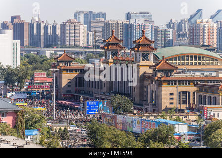 Beaucoup de gens sur la place en face de la gare ferroviaire de Pékin, Beijing, Chine Banque D'Images