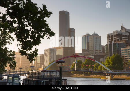 Rialto Towers le long de la rivière Yarra, Melbourne, Victoria, Australie Banque D'Images