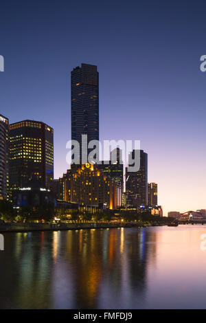 Eureka Tower et skyline le long de la rivière Yarra, au crépuscule, Melbourne, Victoria, Australie Banque D'Images