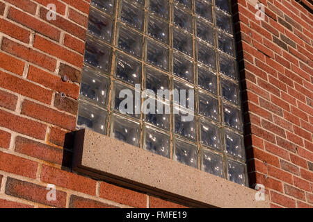 Fenêtre en verre et mur de brique Banque D'Images