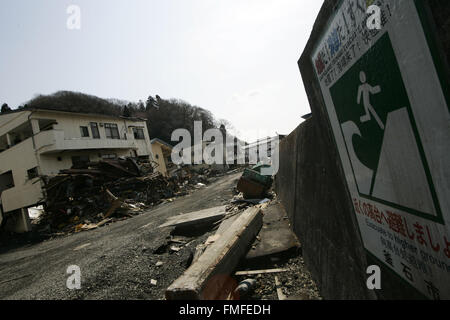 Kamaishi - Iwate Prefecture, Japan. Mar 25, 2011. Vue de débris et de boue couverte au tsunami a frappé la ville de Kamaishi mine détruit le 25 mars 2011, au Japon. Le 11 mars 2011, un séisme a frappé le Japon d'une magnitude de 9,0, le plus important de l'histoire de la nation et l'un des cinq plus puissant jamais enregistré dans le monde. Dans l'heure du séisme, villages qui bordent les rives ont été écrasées par un gigantesque tsunami, causé par l'énergie libérée par le séisme. Avec des vagues de quatre ou cinq mètres de haut, ils s'est écrasé par l'intermédiaire de maisons de civils, des villes et des champs. (Crédit Imag Banque D'Images