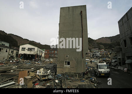 Kamaishi - Iwate Prefecture, Japan. Mar 25, 2011. Vue de débris et de boue couverte au tsunami a frappé la ville de Kamaishi mine détruit le 25 mars 2011, au Japon. Le 11 mars 2011, un séisme a frappé le Japon d'une magnitude de 9,0, le plus important de l'histoire de la nation et l'un des cinq plus puissant jamais enregistré dans le monde. Dans l'heure du séisme, villages qui bordent les rives ont été écrasées par un gigantesque tsunami, causé par l'énergie libérée par le séisme. Avec des vagues de quatre ou cinq mètres de haut, ils s'est écrasé par l'intermédiaire de maisons de civils, des villes et des champs. (Crédit Imag Banque D'Images