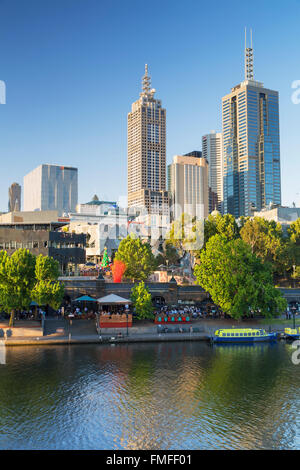 Skyline le long de la rivière Yarra, Melbourne, Victoria, Australie Banque D'Images