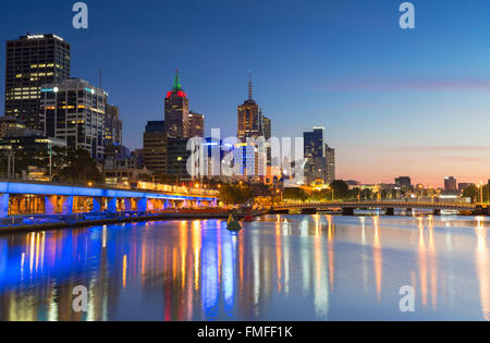 Skyline le long de la rivière Yarra, à l'aube, Melbourne, Victoria, Australie Banque D'Images