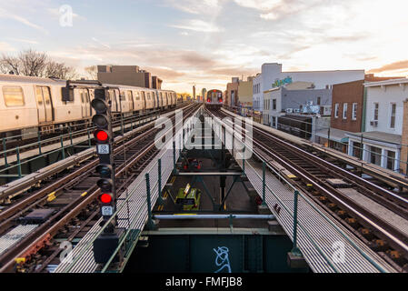 Astoria, New York - 11 mars 2016 des rails du métro passent par western Queens pour les Q et N trains. Banque D'Images